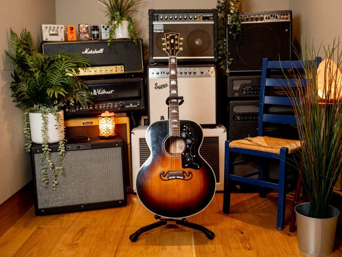 Gibson J-200